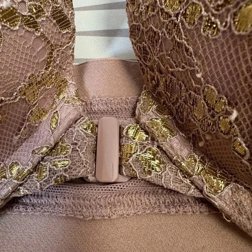Victoria’s Secret Women’s Very Sexy Push Up Bra Size 34D Pink w/Gold Front Close